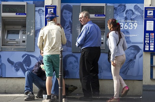 Pozor pri v�bere z bankomatu: Takto v�m zohrat� partie ukradn� peniaze