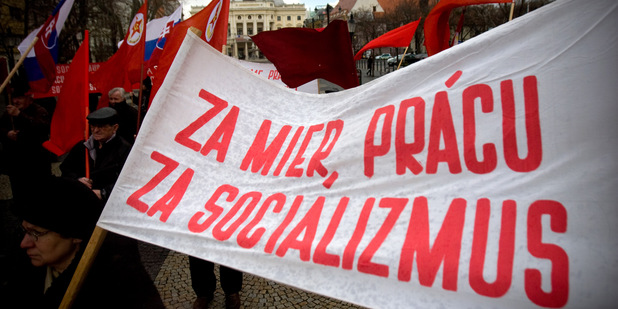 V�voj svetov�ho dopytu po zlate v ton�ch a cena zlata v dol�roch za uncu. Zdroj: WGC