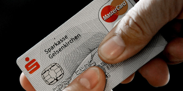 Odtla�ok prsta namiesto k�du, nov� karty pon�knu Britom u� o rok