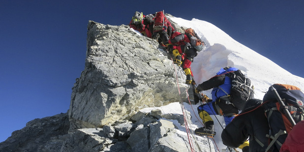 S v�pravou na Everest po�kajte, poplatky za v�stup sa zn�ia aj o polovicu