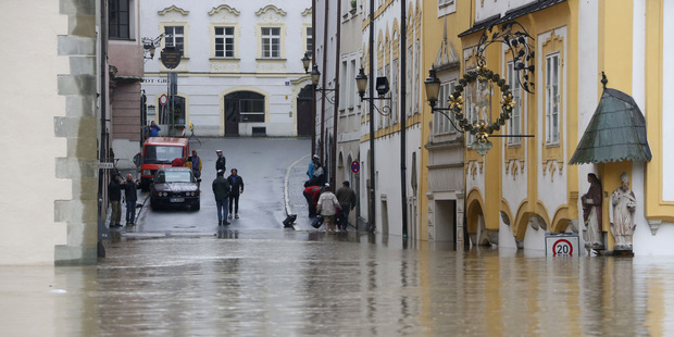 E� pom��e z�plavami su�ovan�m krajin�m