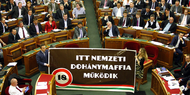 Transparent  "Tu p�sob� n�rodn� tabakov� mafia" na p�de ma�arsk�ho parlamentu