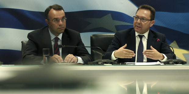 Vpravo Janis Sturnaras