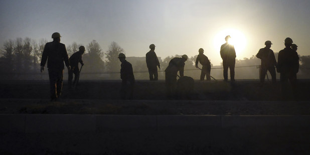 Otrok�r Kim posiela robotn�kov do Kataru, strh�va im 90 % platu