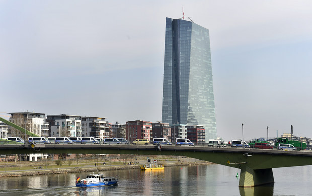 Centr�lne banky zlyh�vaj�, japonsk� jen ani euro sa nedar� oslabi�