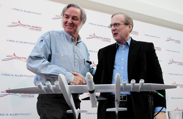 Paul Allen (vpravo) a letecký inžinier Burt Rutan po oznámení plánov na konštrukciu gigantického lietadla, ktoré by vynášalo vesmírne lode na obežnú dráhu Zeme.  