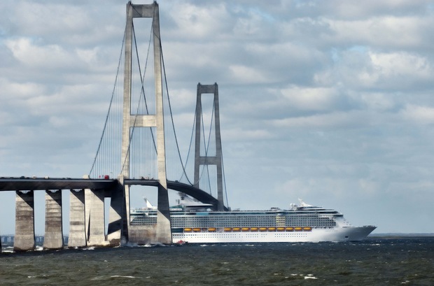 Ako vyhodi� miliardy von oknom: Sme posadnut� megastavbami, ktor� n�s len zadl�uj�