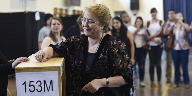 Čílska prezidentka Michelle Bacheletová počas hlasovania v prezidentských a parlamentných voľbách 19. novembra 2017 v čilskom Santiagu. 