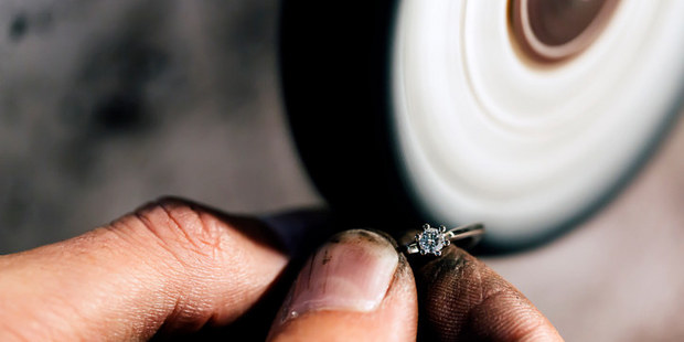 Diamant ako uchov�vate� hodnoty: Investi�n� kame� nemus� by� drah�, d� sa k�pi� aj cez web