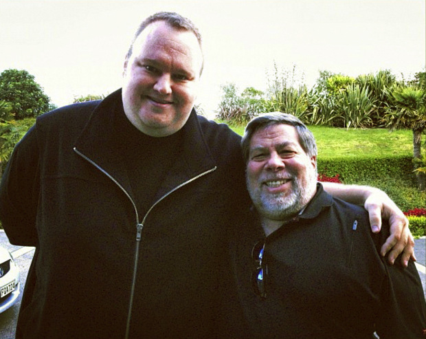 Kim Dotcom (v�avo) so spoluzakladate�om Apple Steveom Wozniakom