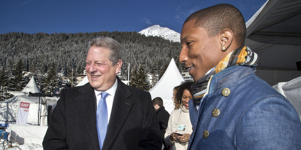 Al Gore (v�avo) a americk� spev�k Pharrell Williams v Davose 