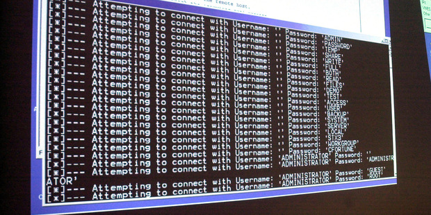 Za cenz�ru berie facebookov� policajt 43 tis�c dol�rov ro�ne