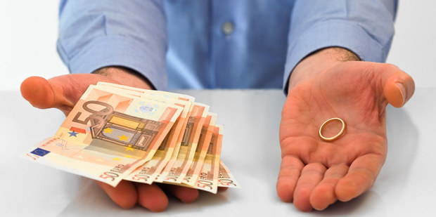 Desa� kradm�ch sp�sobov, ako zisti� pr�jmy svojho partnera