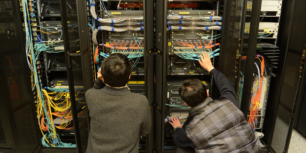 IT k�efty 21. storo�ia: Vl�dy kupuj� od hackerov �softv�rov� diery�