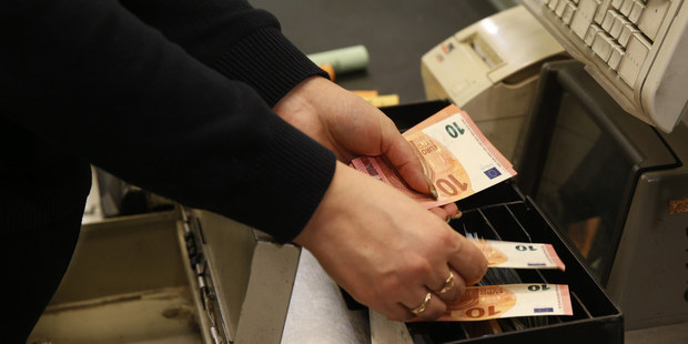 Nemci nakupuj� v�etko za hotovos�, vl�da si mysl�, �e je to probl�m