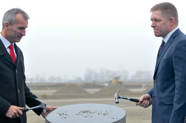 Robert Fico a predseda predstavenstva VW SK Albrecht Reimold po�as polo�enia z�kladn�ho kame�a druhej mont�nej haly spolo�nosti Volkswagen Slovakia. Bratislava.