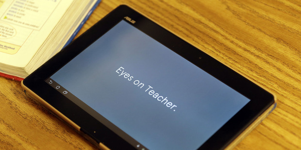 Gates je op� najbohat��, Slima stiahol pokles akci�