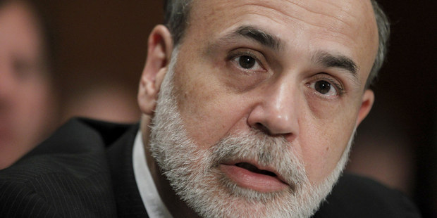 Ex��f FEDu Bernanke: Ke� menov� politika nefunguje, rozhadzovanie pe�az� z vrtu�n�ka je najlep�ia alternat�va