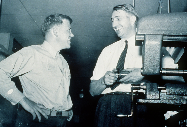 William Hewlett /v�avo/ a David Packard. 