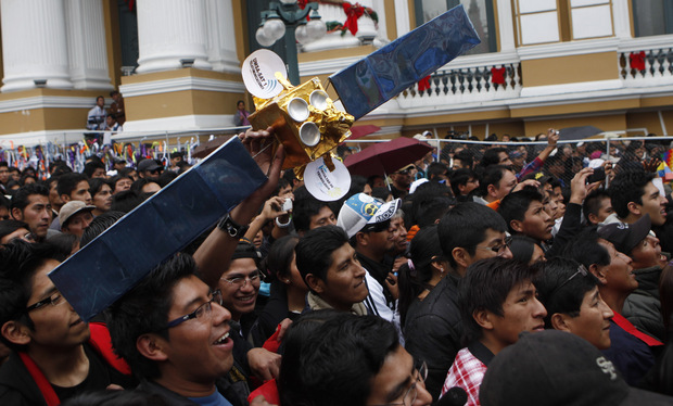 Prenos zo štartu čínskej rakety s prvou bolívijskou telekomunikačnou družicou 20. decembra 2013 v La Paze.