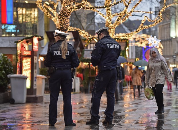 Svet je stále vo vojne: Parížske útoky vrhajú tieň na vianočné trhy v Európe Svet je stále vo vojne: Parížske útoky vrhajú tieň na vianočné trhy v Európe