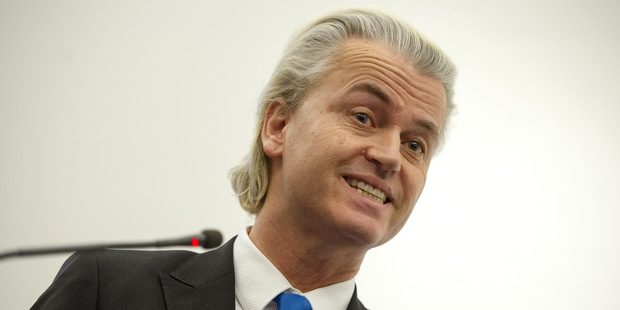 Sila nacionalistov rastie, volaj� po odchode z E�