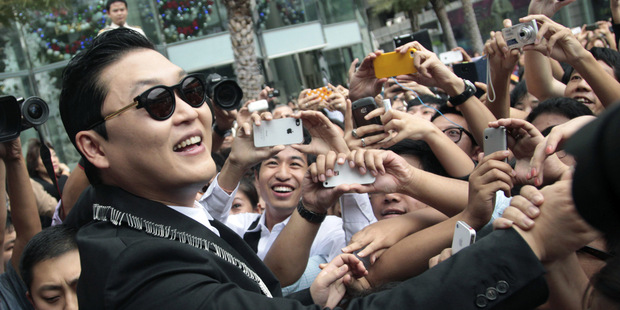 Facebook pl�nuje videoreklamu, Youtube platen� kan�ly