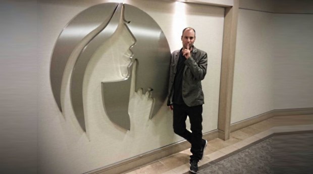 Noel Biderman pred logom portálu Noel Biderman pred logom portálu