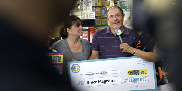 Takmer nemo�n�: Chlap�k vyhral druh� kr�t v mili�novej lot�rii