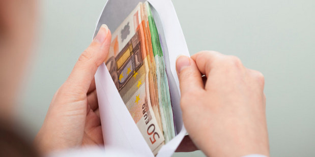 Experimenty s minim�lnou mzdou: Je to dvojse�n� zbra�, m��e pom�c� aj po�kodi�