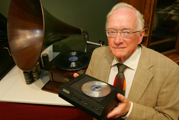 Pieter Kramer, vedúci inžinier tímu, ktorý vyvinul CD. V ruke drží model prehrávača kompaktných diskov, ktorý bol predstavený v auguste 1982.