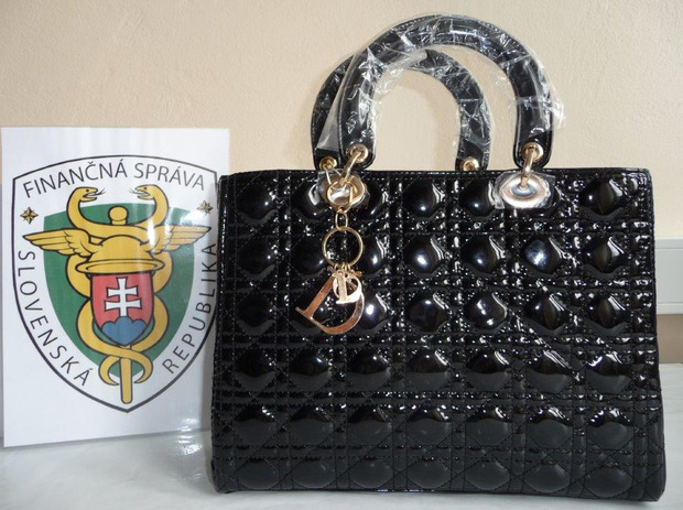 V�etky v�robky pred�van� v E� bud� ma� povinne ozna�enie p�vodu