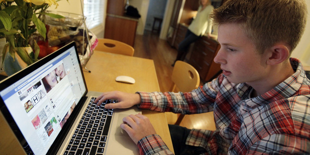 Za cenz�ru berie facebookov� policajt 43 tis�c dol�rov ro�ne