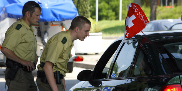 Plienky, korzety aj kol��e: Takto sa pa�uj� peniaze z tajn�ch �vaj�iarskych ��tov