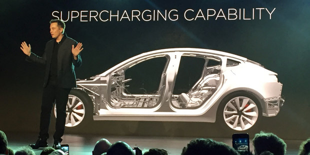 Mili�ny sa prelievaj� z jednej firmy do druhej: Spoznajte fungovanie ekonomiky menom Elon Musk