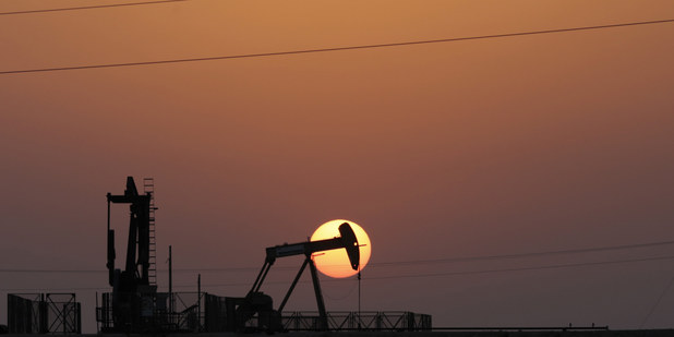 Tri d�vody, pre�o je ropa op� za p�desiat dol�rov