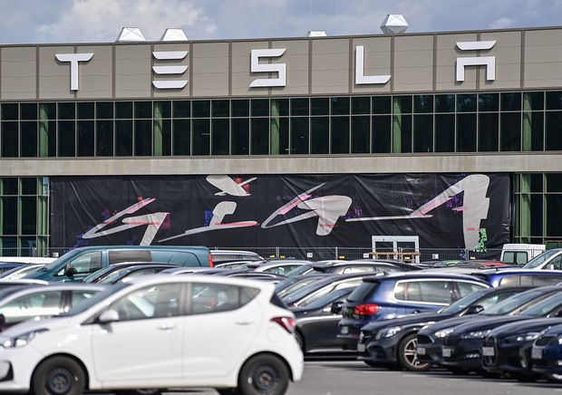 Automobilke Tesla vzrástol zisk, ale klesli tržby. Musk verí v silný koniec roka. Automobilke Tesla vzrástol zisk, ale klesli tržby. Musk verí v silný koniec roka.