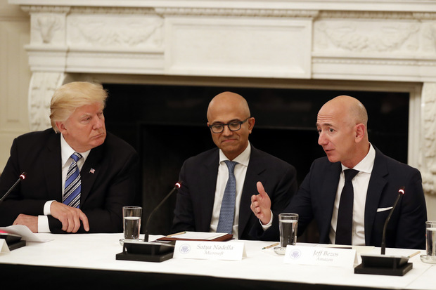 Prezident Donald Trump, Satya Nadella šéf Microsoftu a Jeff Bezos, CEO Amazonu 