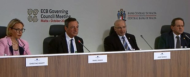 ECB ani po okt�brovom zasadnut� politiku nemen�, zlom by mohol pr�s� v decembri 