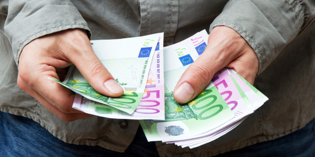 Slov�k u�etr� mesa�ne priemerne 94 eur, lep�� s� v regi�ne u� len Rak��ania