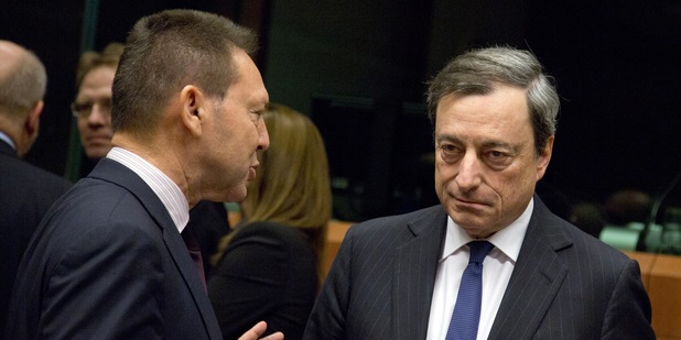 V�avo gr�cky minister financi� Yannis Stournaras v rozhovore s guvern�rom ECB Mariom Draghim 