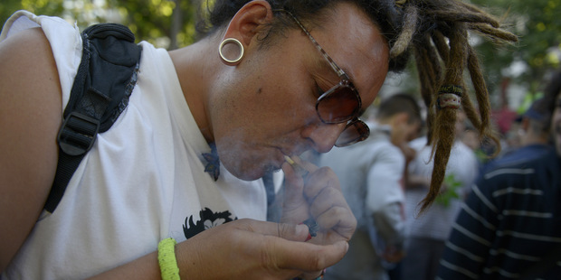 Uruguaj skuto�ne zlegalizoval marihuanu