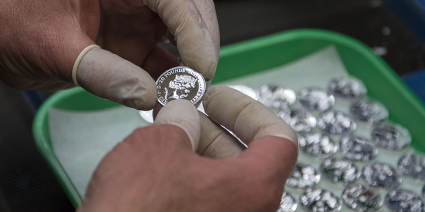 Chyst� sa Fed upravi� sadzby? Pod�a prepadu cien striebra, �no