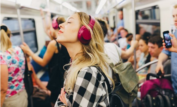 Ke� ekonomiku tr�pi p�d ceny ropy: Rusi �etria na jedle aj liekoch, nie v�ak na z�bave