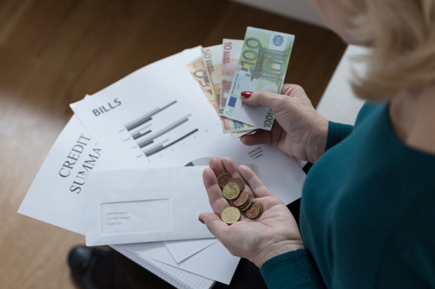 Spr�vne rozhodnutie pri �a�kej vo�be: Sporenie, alebo splatenie dlhu?