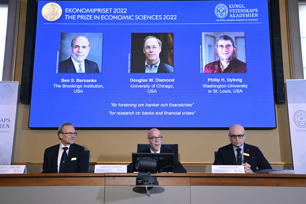 Nobelovu cenu za ekon�miu maj� traja Ameri�ania. Medzi nimi aj b�val� ��f Fedu Ben Bernanke.