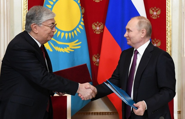 Prezident Kazachstanu Kasym-Žomart Tokajev (vľavo) a jeho ruský náprotivok Vladimír Putin