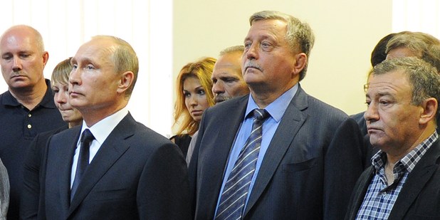 Arkadij Rotenberg (v strede)