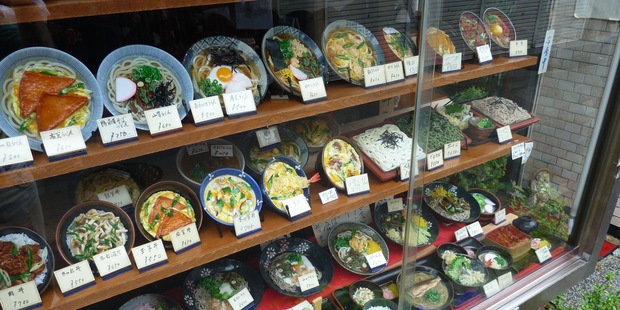 Umelina vo v�kladoch: Japonsk� re�taur�cie l�kaj� na atrapy jed�l