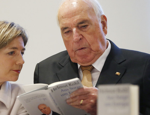 Kohl predstavuje svoju nov� knihu: Kritizuje Z�pad za izol�ciu Ruska aj za Gr�cko v euroz�ne